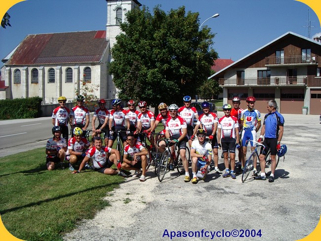 pause pour le peloton devant le clocher et la caserne des sapeurs-pompiers de Mouthe