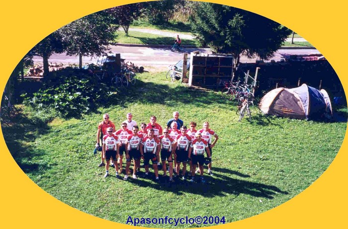 le groupe de cyclistes au soleil