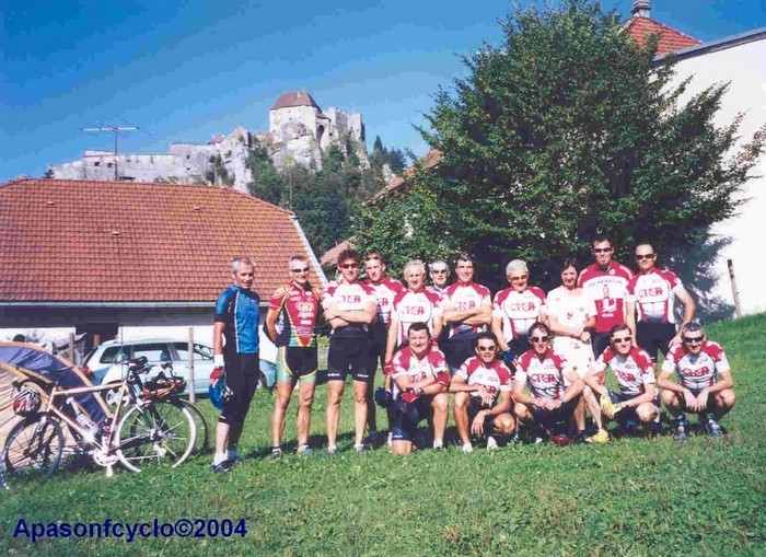 le groupe de cyclistes avec le Chteau de Joux en toile de fond