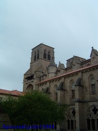Le clocher de La Chaise Dieu depuis la cour intérieure