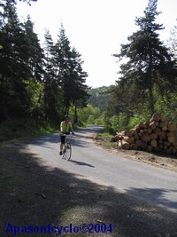 Claudette en vélo sur des routes tranquilles