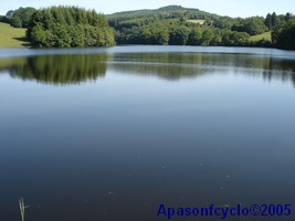Plan d'eau en bordure de route