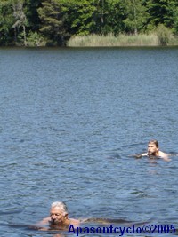 Baigneurs au Lac des Settons