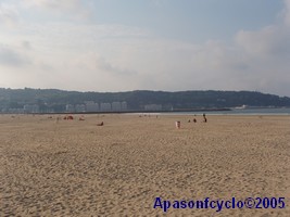 Vue depuis la plage d'Hendaye sur l'Espagne.