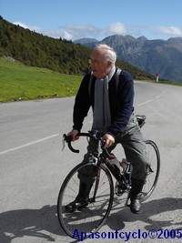 René sur un vélo