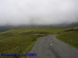 la route file dans les nuages