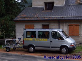 Le camion-balai et sa remorque porte-vélo