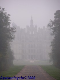 Chambord dans la brume