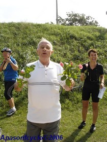 René offrant une rose