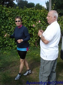 René offrant une rose
