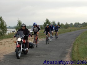  l'abri derrire la moto