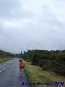 cyclistes sur voie avec vue dégagée