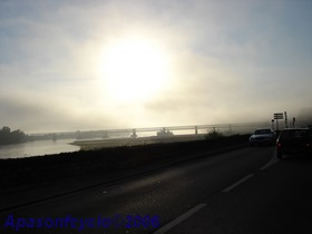 effet du soleil derrière la brume
