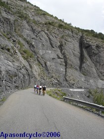 paroi rocheuse en bord de route