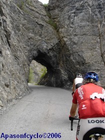 passage à travers la roche