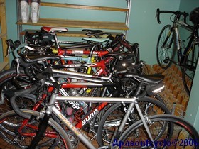 Les douze vélo dans leur chambre pour la nuit...