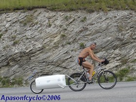 un cyciste avec bagages
