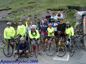 le peloton regroupé devat le panneau du Col de Vars