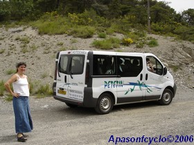 Josette et Damien avec le véhicule d'assistance